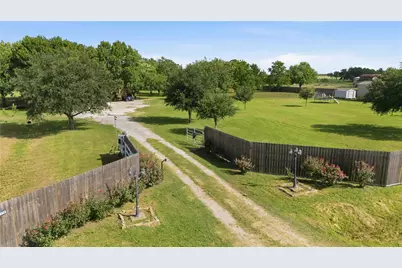 9318 E Creek Bend Drive, Needville, TX 77461 - Photo 8
