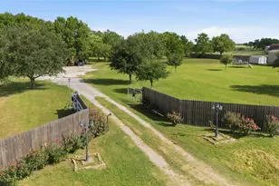 9318 E Creek Bend Dr, Needville, TX 77461 - Photo 8