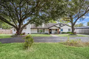 205 W Bayou Dr, Dickinson, TX 77539 - Photo 1