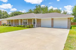 216 E Montana Dr, Shiner, TX 77984 - Photo 4