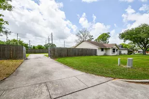 2101 Roland Rue St, Pearland, TX 77581 - Photo 2