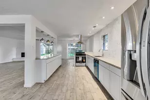 12710 Crow Valley Ln, Houston, TX 77099 - Photo 8