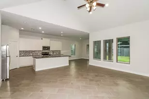 2525 Ocean Key Dr, Texas City, TX 77568 - Photo 2