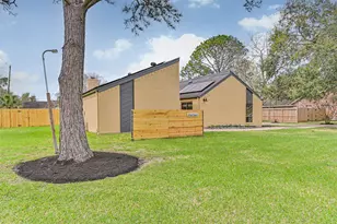 910 Evergreen Dr, Friendswood, TX 77546 - Photo 2