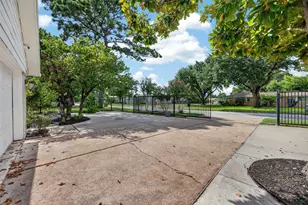 10335 Emnora Ln, Houston, TX 77043 - Photo 6