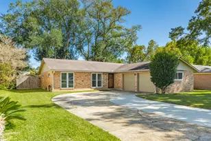 820 Perry St, Angleton, TX 77515 - Photo 2