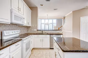 2022 Ridge Wood Ln, Sugar Land, TX 77479 - Photo 4