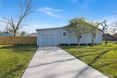 305 S Erwin Street, Brazoria, TX 77422 - Photo 2