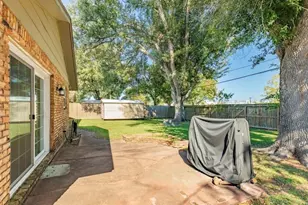 820 Perry St, Angleton, TX 77515 - Photo 6