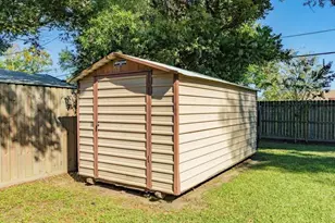 820 Perry St, Angleton, TX 77515 - Photo 8