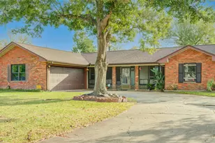 1607 W 11th St, Freeport, TX 77541 - Photo 2