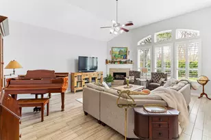 208 Woodside Ct, Clute, TX 77531 - Photo 4