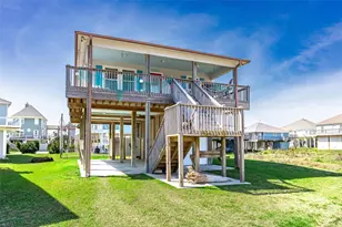 981 S Stingaree Dr, Crystal Beach, TX 77650 - Photo 1