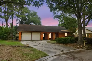913 Marys Ct, Friendswood, TX 77546 - Photo 2