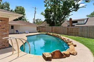 207 Burgundy Ln, League City, TX 77573 - Photo 2