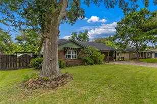 1413 Lawn Dr, Angleton, TX 77515 - Photo 1