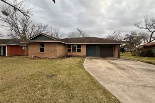 104 Mimosa St, Lake Jackson, TX 77566 - Photo 2