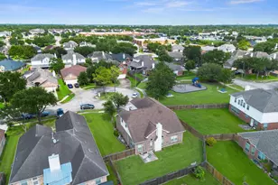 10326 Low Bridge Ln, Sugar Land, TX 77498 - Photo 2