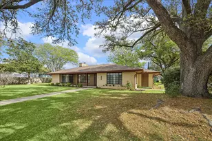 322 E Obryant St, Bellville, TX 77418 - Photo 2