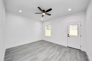 221 Armstrong St, Houston, TX 77029 - Photo 32