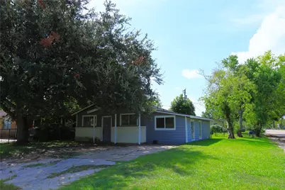 600 E Plum Street, Angleton, TX 77515 - Photo 2