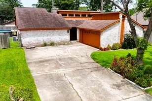 7307 Ironwood Ln N, Baytown, TX 77521 - Photo 2