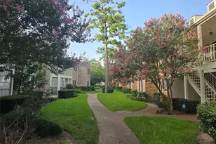 12968 Trail Hollow Dr, Houston, TX 77079 - Photo 2