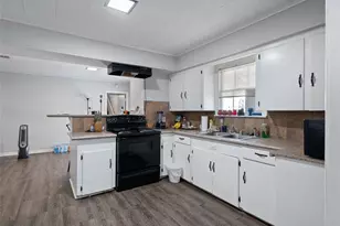 1609 Possum Trot St, La Marque, TX 77568 - Photo 10