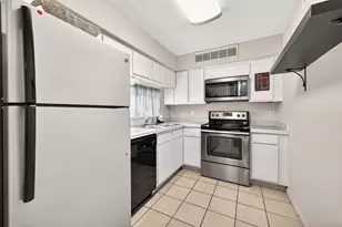 10855 Meadowglen Ln, Houston, TX 77042 - Photo 20