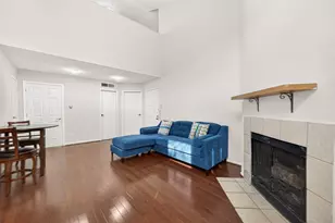 10855 Meadowglen Ln, Houston, TX 77042 - Photo 18