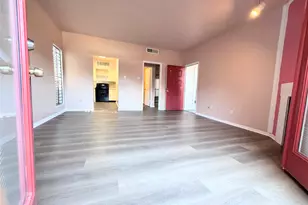 10855 Meadowglen Ln, Houston, TX 77042 - Photo 4