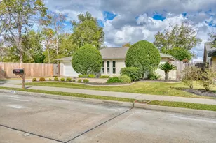 16327 Blackhawk Blvd, Friendswood, TX 77546 - Photo 2