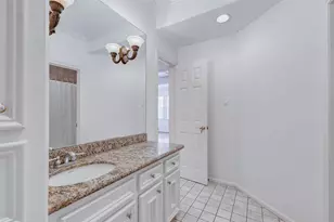 10713 Greenwillow St, Houston, TX 77035 - Photo 32