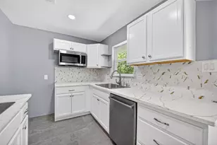 11226 Huggins Dr, Houston, TX 77035 - Photo 10