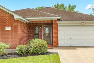 105 Washington Ave, Clute, TX 77531 - Photo 2
