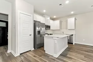 313 N Centro Cir, Shenandoah, TX 77385 - Photo 6