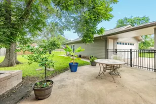 320 Linden Ln, Lake Jackson, TX 77566 - Photo 34
