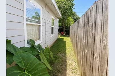 310 W Francis Street, Baytown, TX 77520 - Photo 12