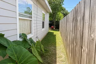 310 W Francis St, Baytown, TX 77520 - Photo 12