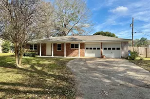 113 Carriage Ln, Silsbee, TX 77656 - Photo 2