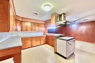 307 E Walnut Ave, Winnie, TX 77665 - Photo 8