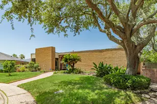 47 Colony Park Cir, Galveston, TX 77551 - Photo 2