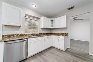 10810 Meadow Walk Ln, Houston, TX 77067 - Photo 8