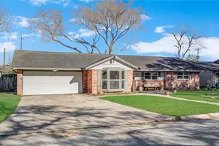 2303 Belvedere Dr, Baytown, TX 77520 - Photo 2