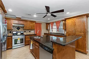 2303 Belvedere Dr, Baytown, TX 77520 - Photo 10