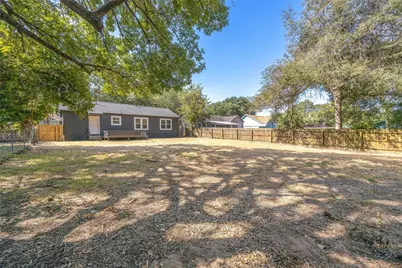 805 E Tom Green Street, Brenham, TX 77833 - Photo 4