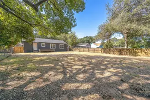 805 E Tom Green St, Brenham, TX 77833 - Photo 4