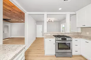 805 E Tom Green St, Brenham, TX 77833 - Photo 10