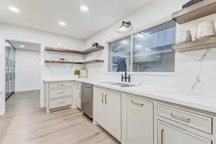 9219 Timberside Dr, Houston, TX 77025 - Photo 22