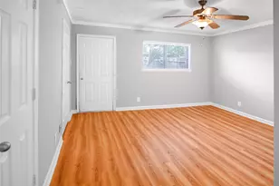 211 W F St, La Porte, TX 77571 - Photo 10